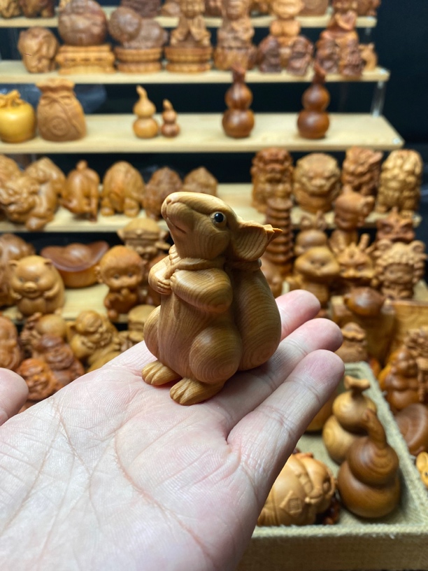 崖柏木雕 老鼠背钱袋 鼠你有财 生肖鼠