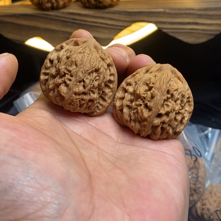 把件文玩核桃40矮三角拧花纹福利竞拍