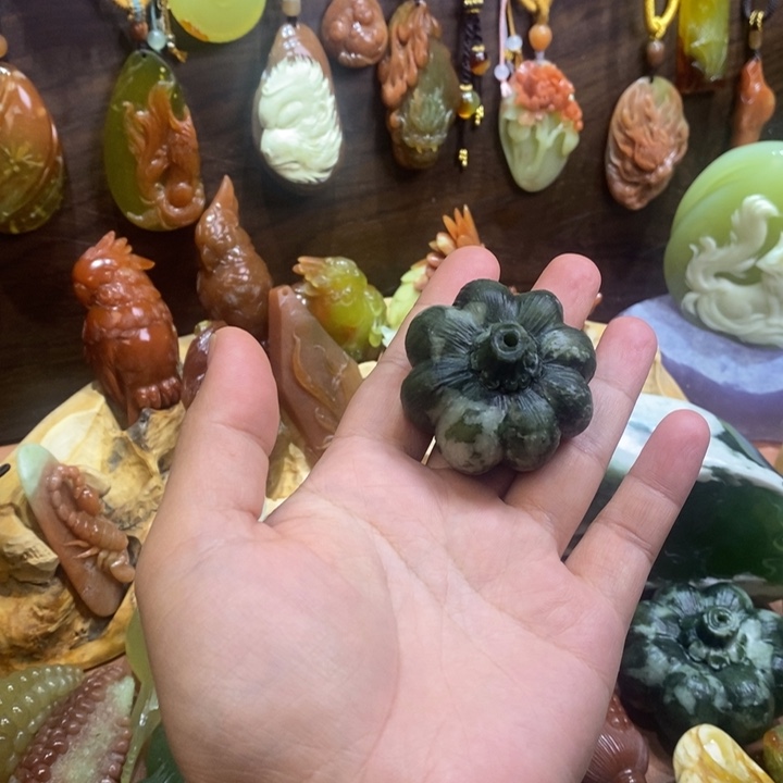 蛇纹石玉未镶嵌颈饰