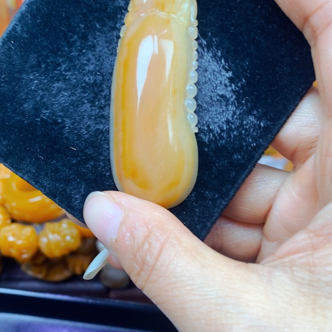 石英质玉（黄龙玉）未镶嵌颈饰