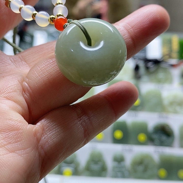 和田玉颈饰足铂镶嵌