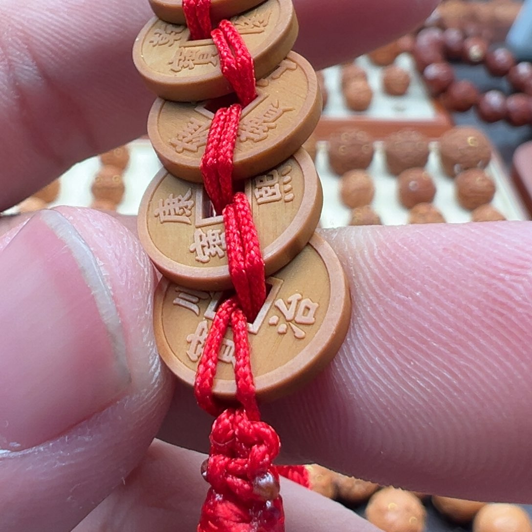 1.3尺寸橄榄核壁五帝钱手链