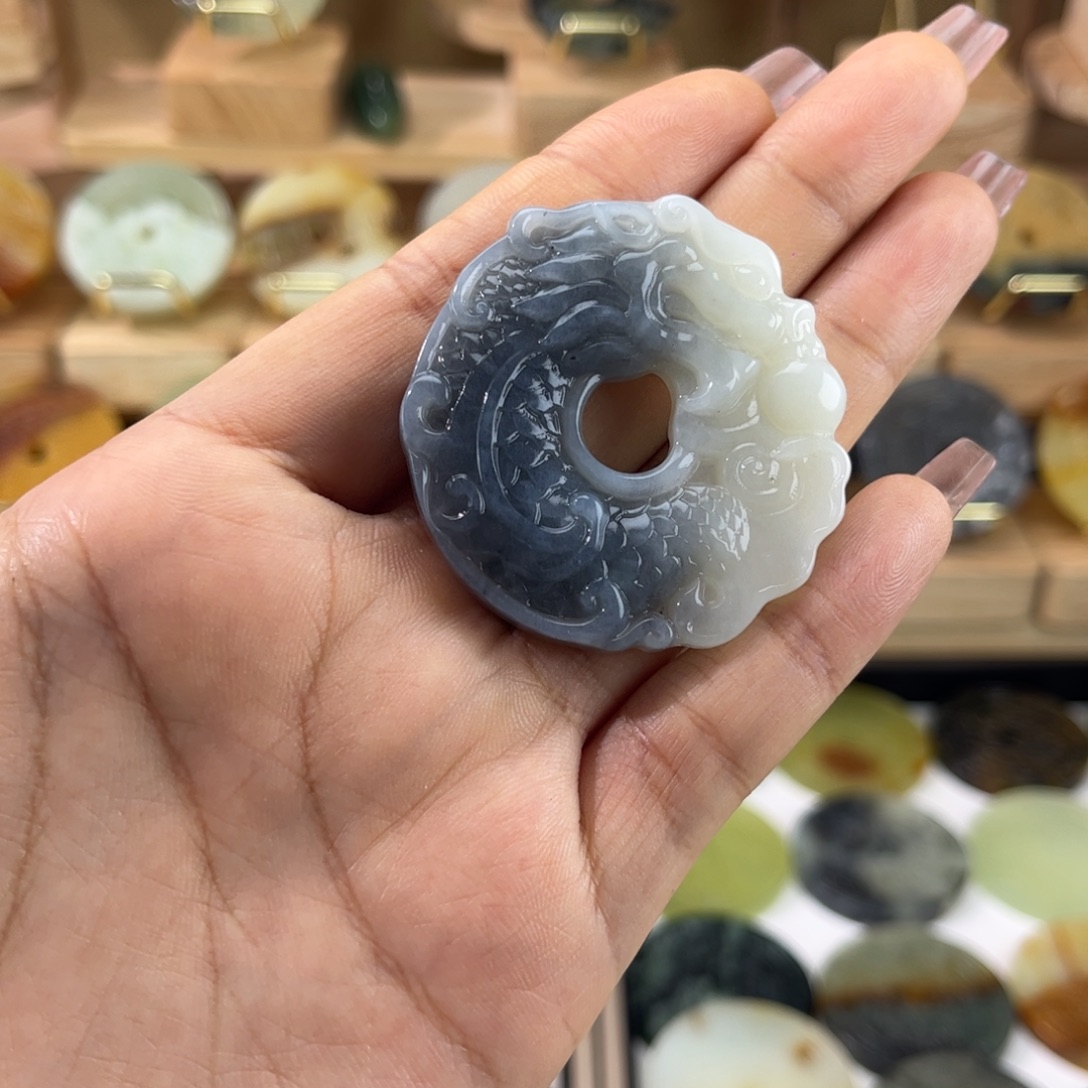 M***k蛇纹石玉未镶嵌颈饰