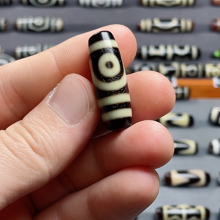 玛瑙/玉髓颈饰未镶嵌三****人