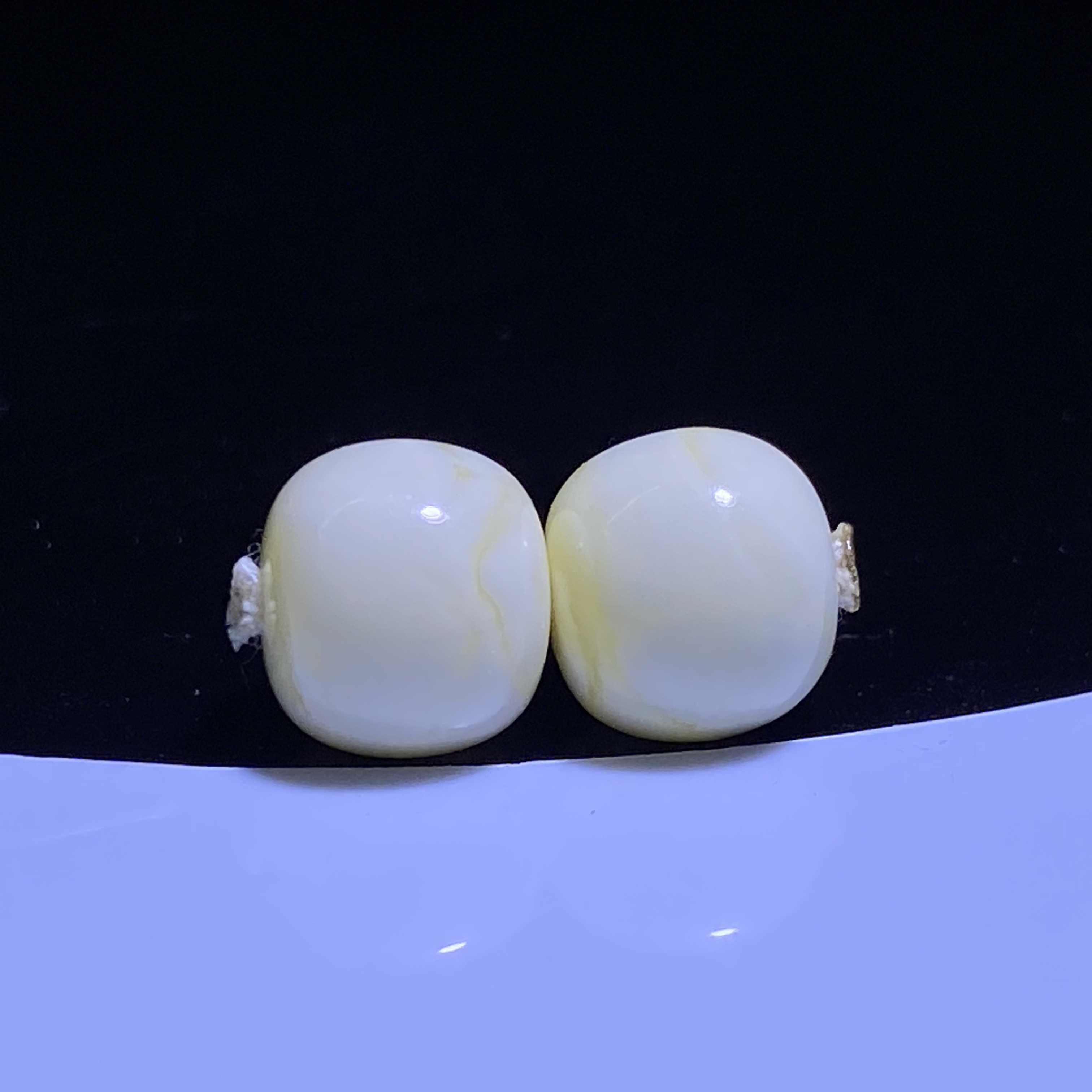 瓷白少纹蜜蜡老型对珠9.8mm