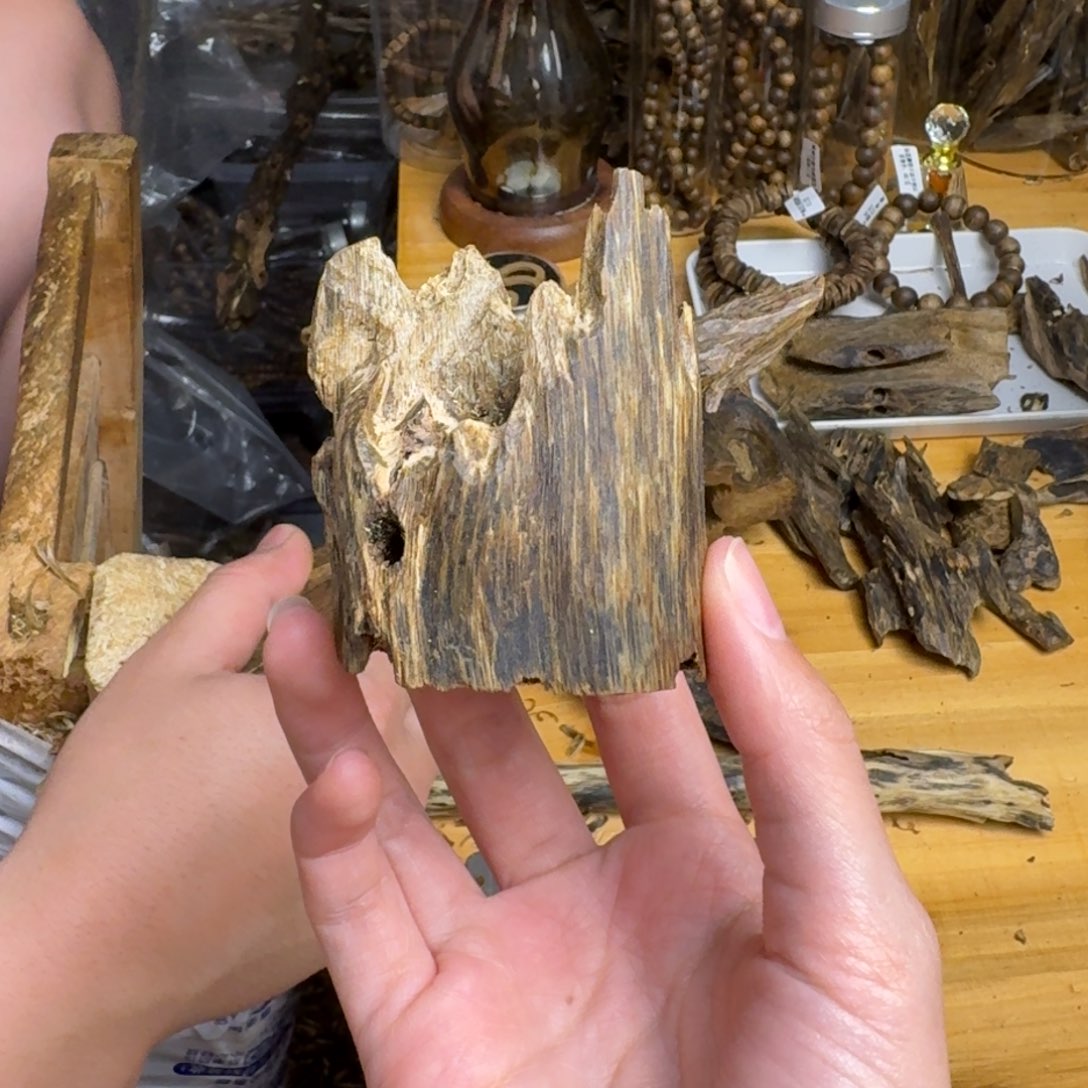 沉香沉香碎屑阿浩推荐蓝宝石品种块料38克