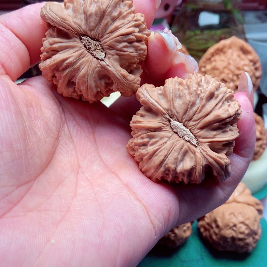文玩核桃吊坠白狮全品48