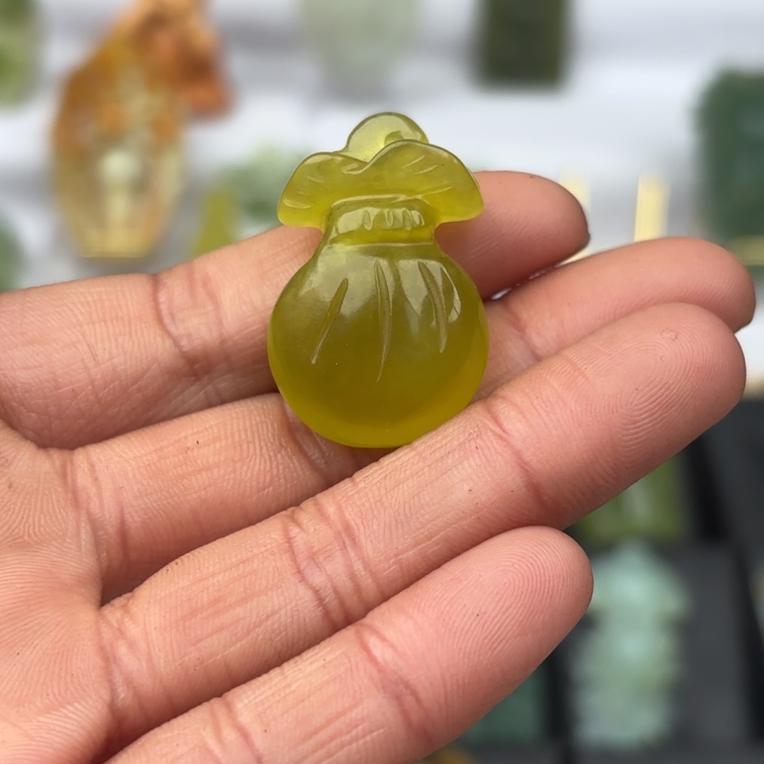 蛇纹石玉颈饰未镶嵌