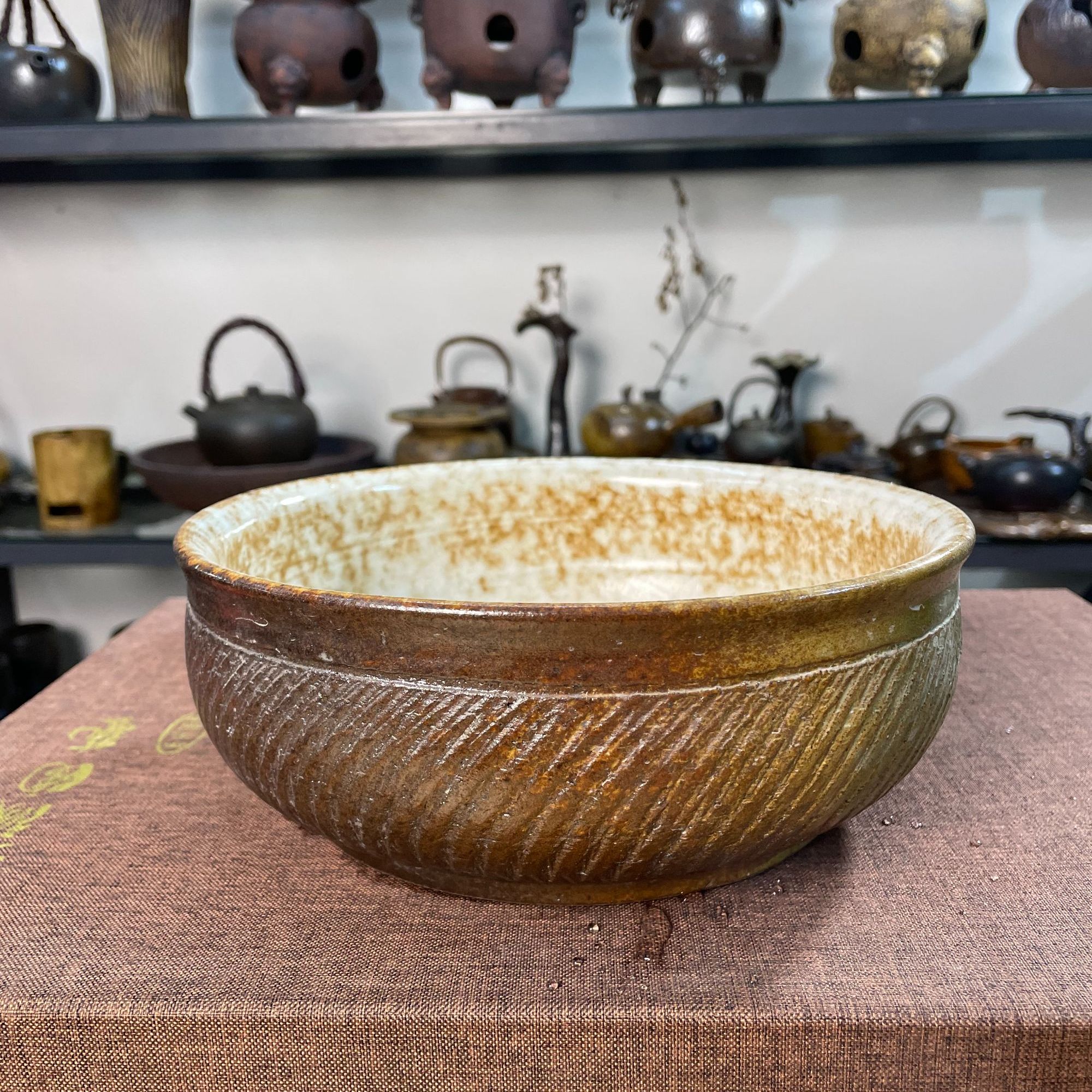 粗陶复古风刀刻大碗