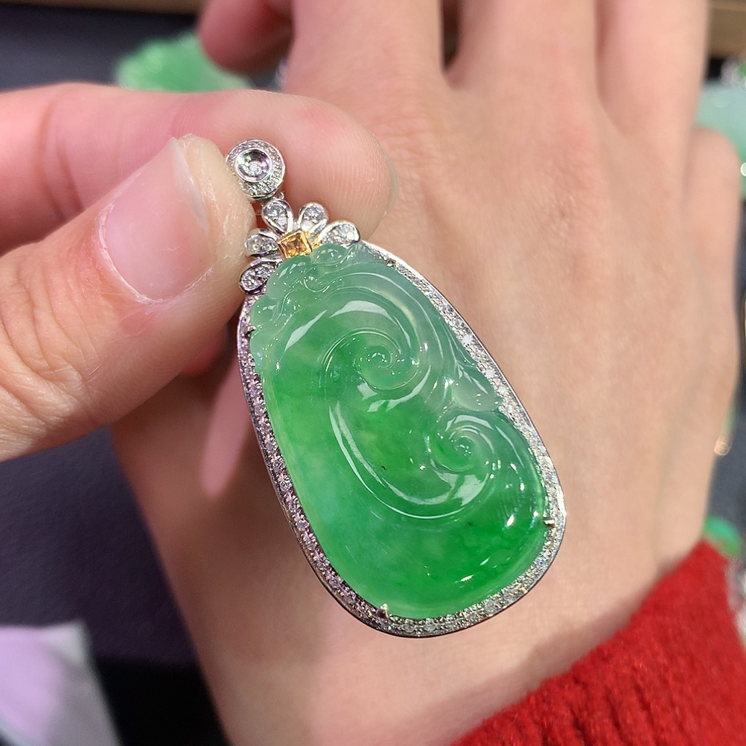 翡翠吊坠(赠链)18K金镶嵌