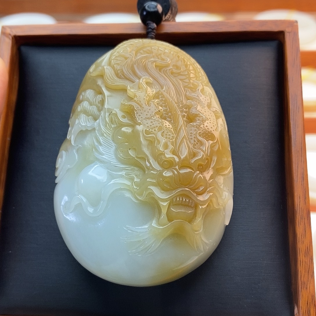 楼***楼和田玉（糖玉）未镶嵌把件