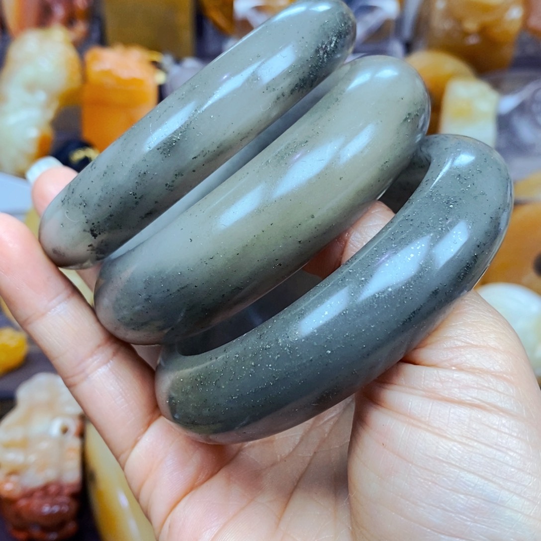 石英质玉（黄龙玉）未镶嵌颈饰