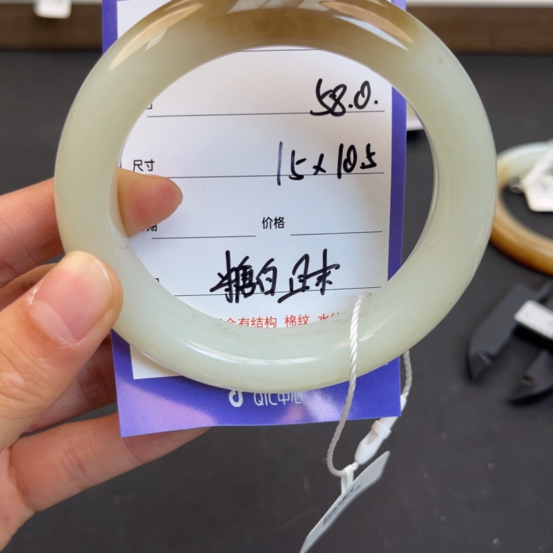 沈***然和田玉未镶嵌手镯