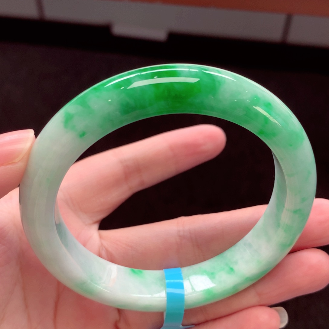 翡翠手镯未镶嵌翡翠