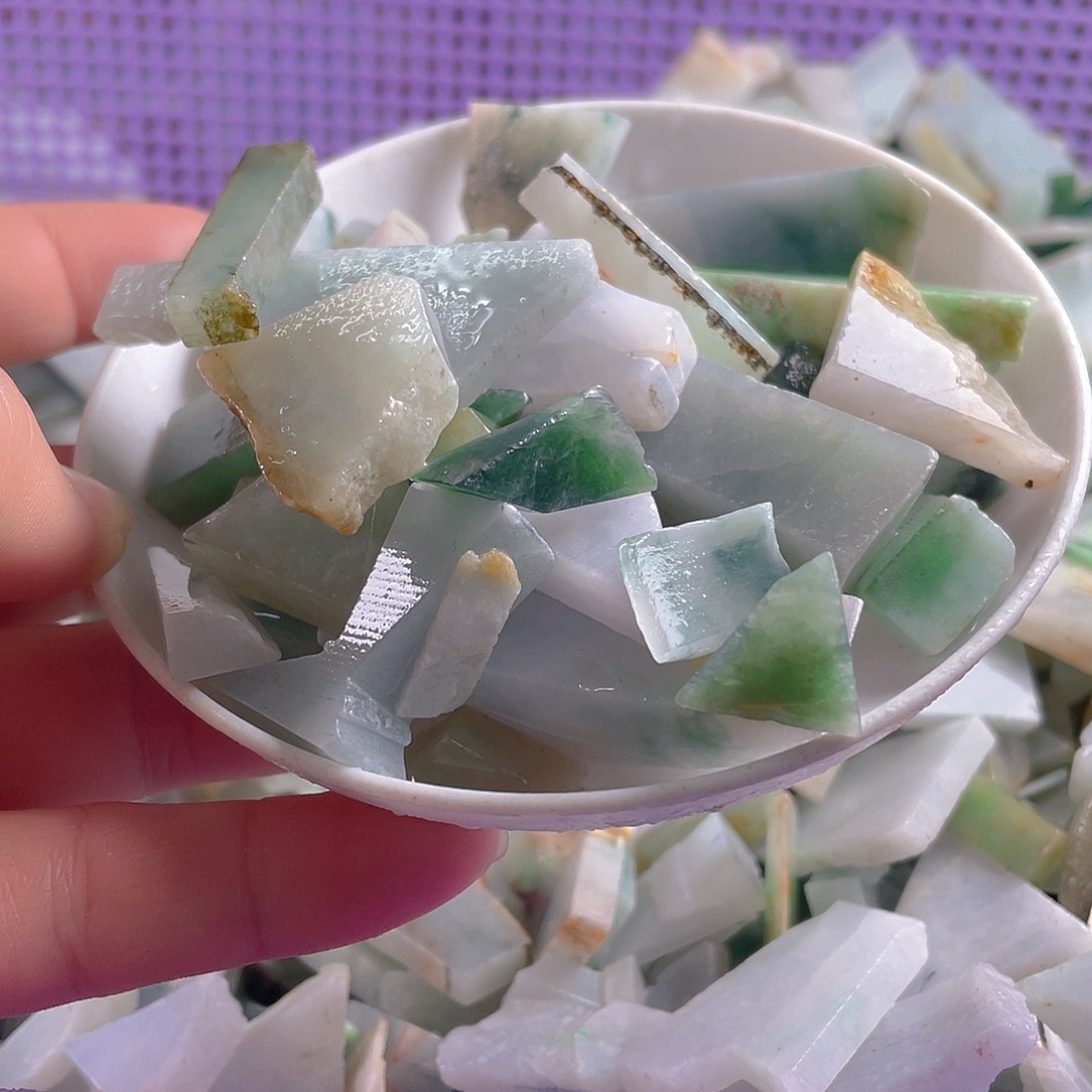 颈饰未镶嵌翡翠。