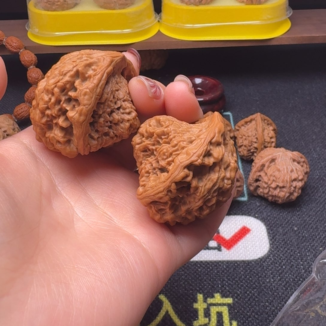 文玩核桃吊坠抱子蛇头