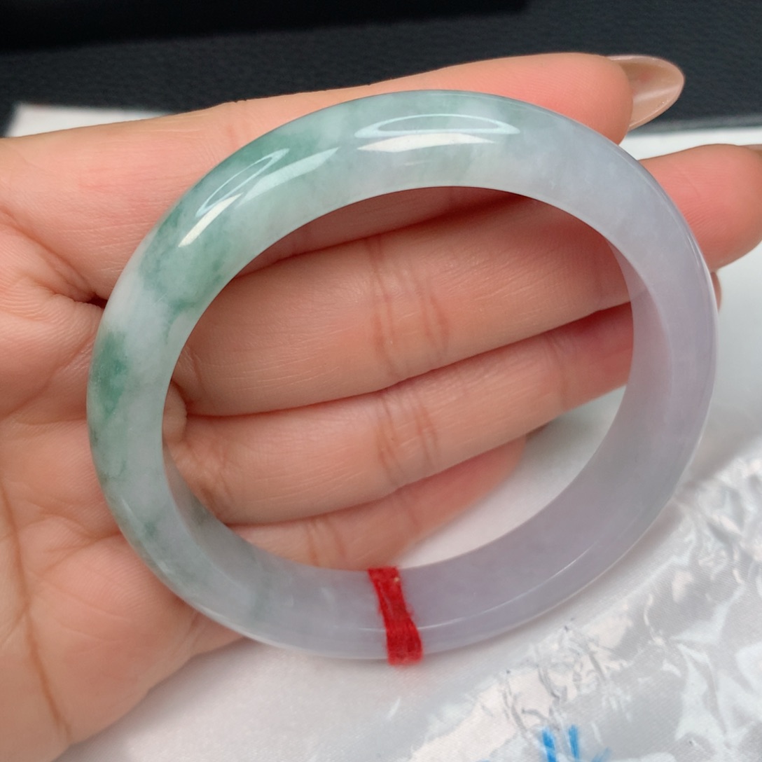 翡翠手镯未镶嵌………….