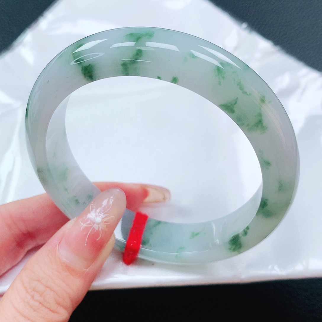 翡翠手镯未镶嵌56圈