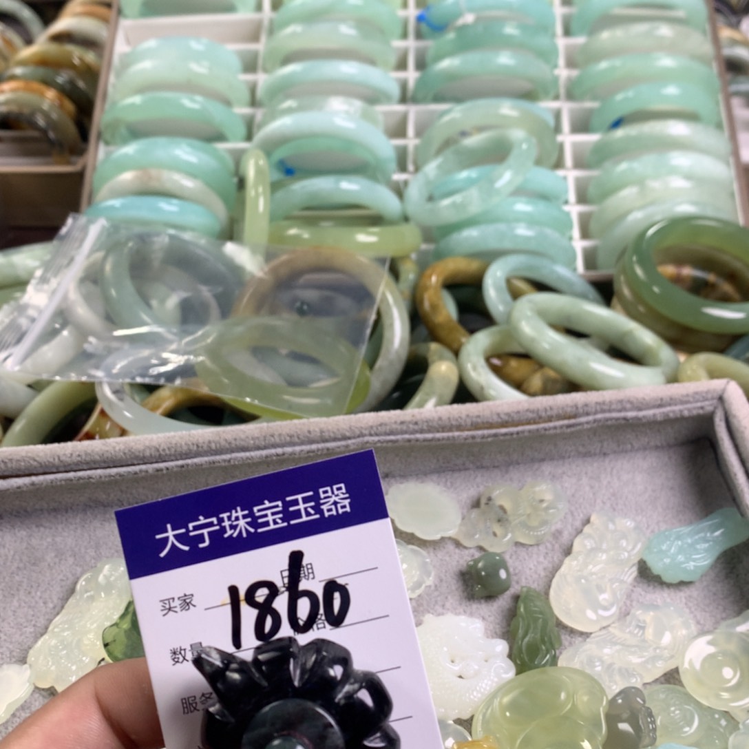 蛇纹石玉颈饰未镶嵌1860