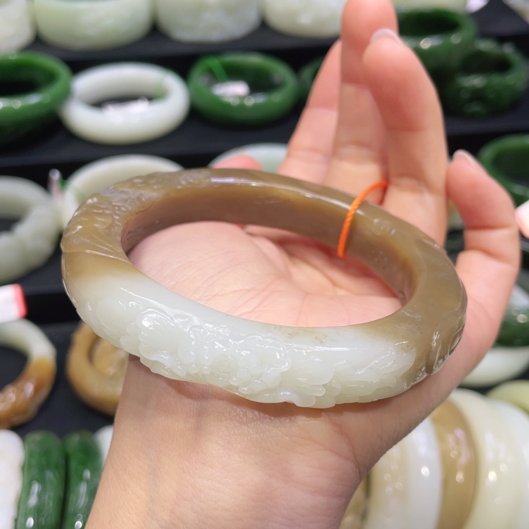 未镶嵌手镯和田玉61。    圈口62+