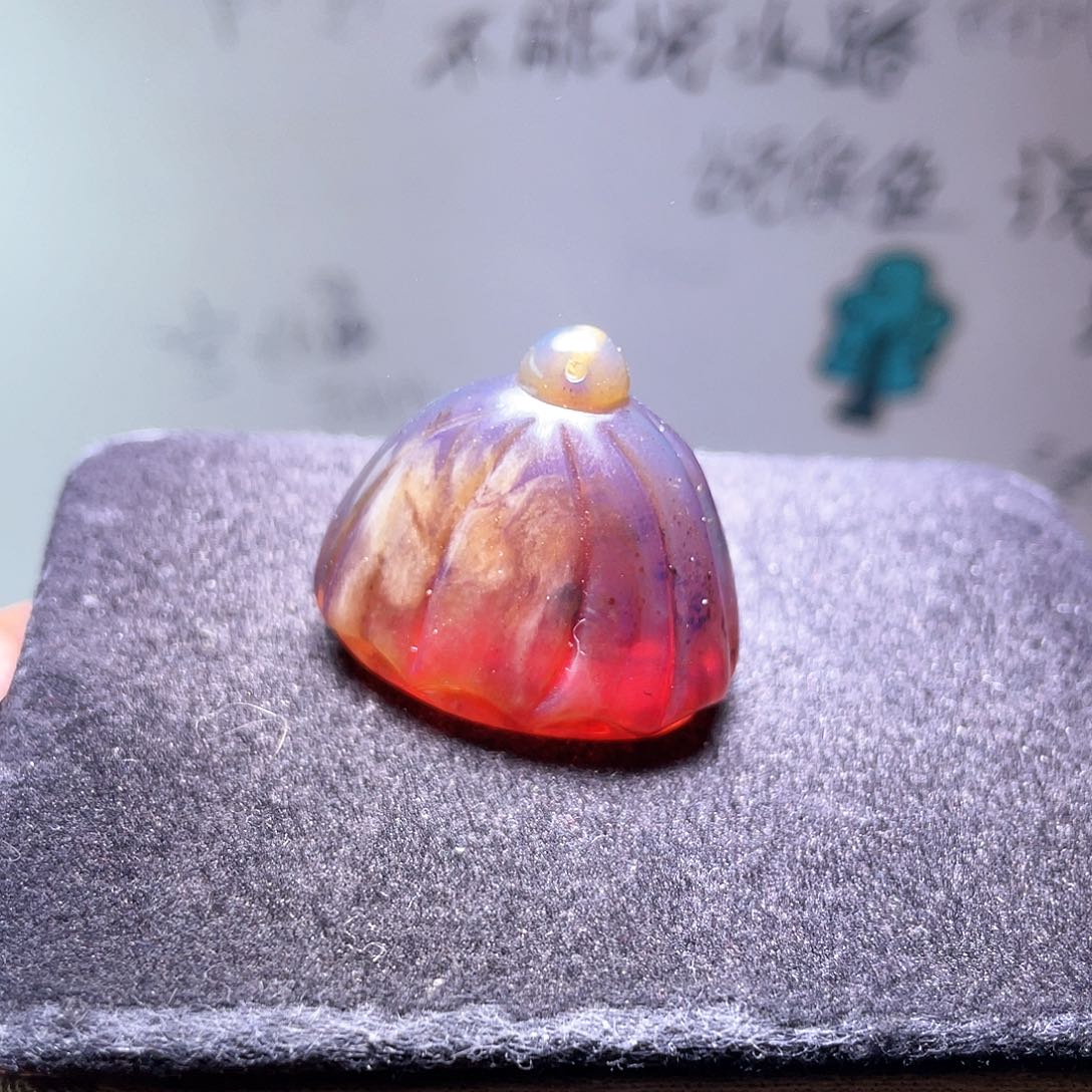 琥珀裸石未镶嵌。