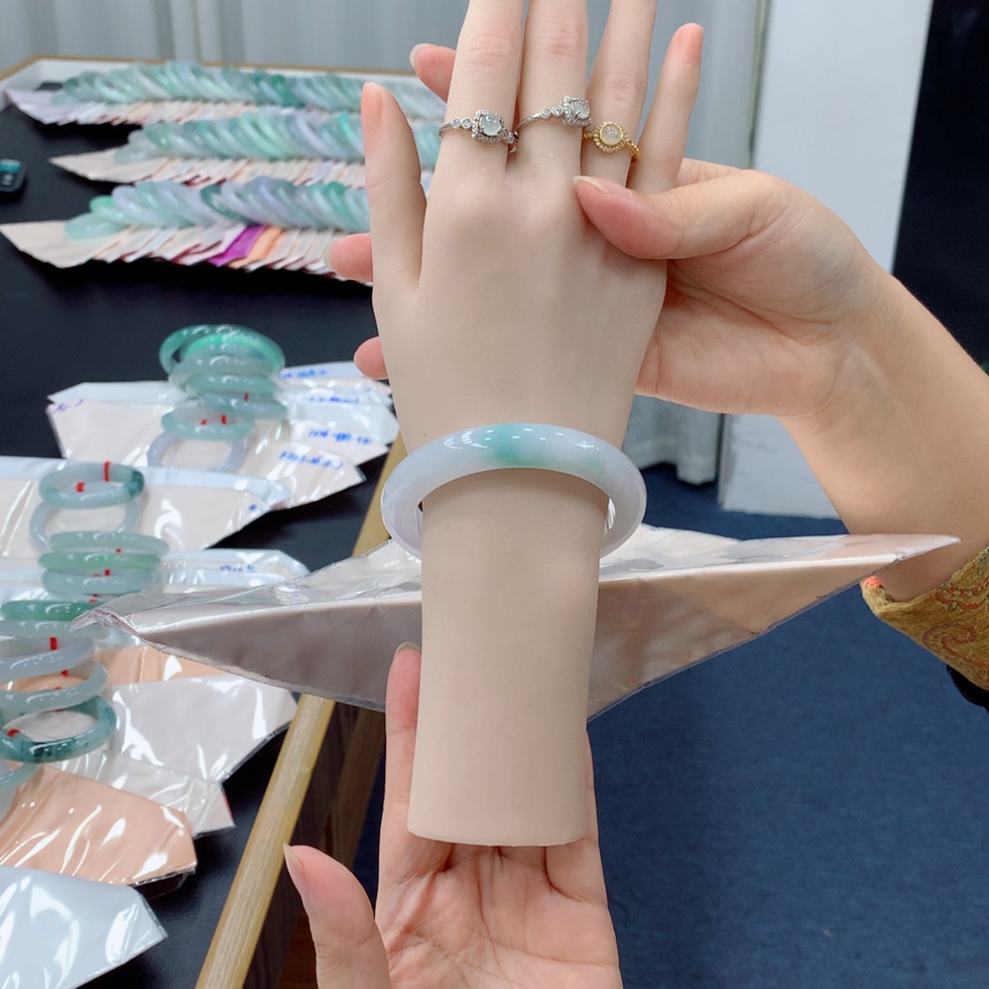 翡翠未镶嵌手镯48小时