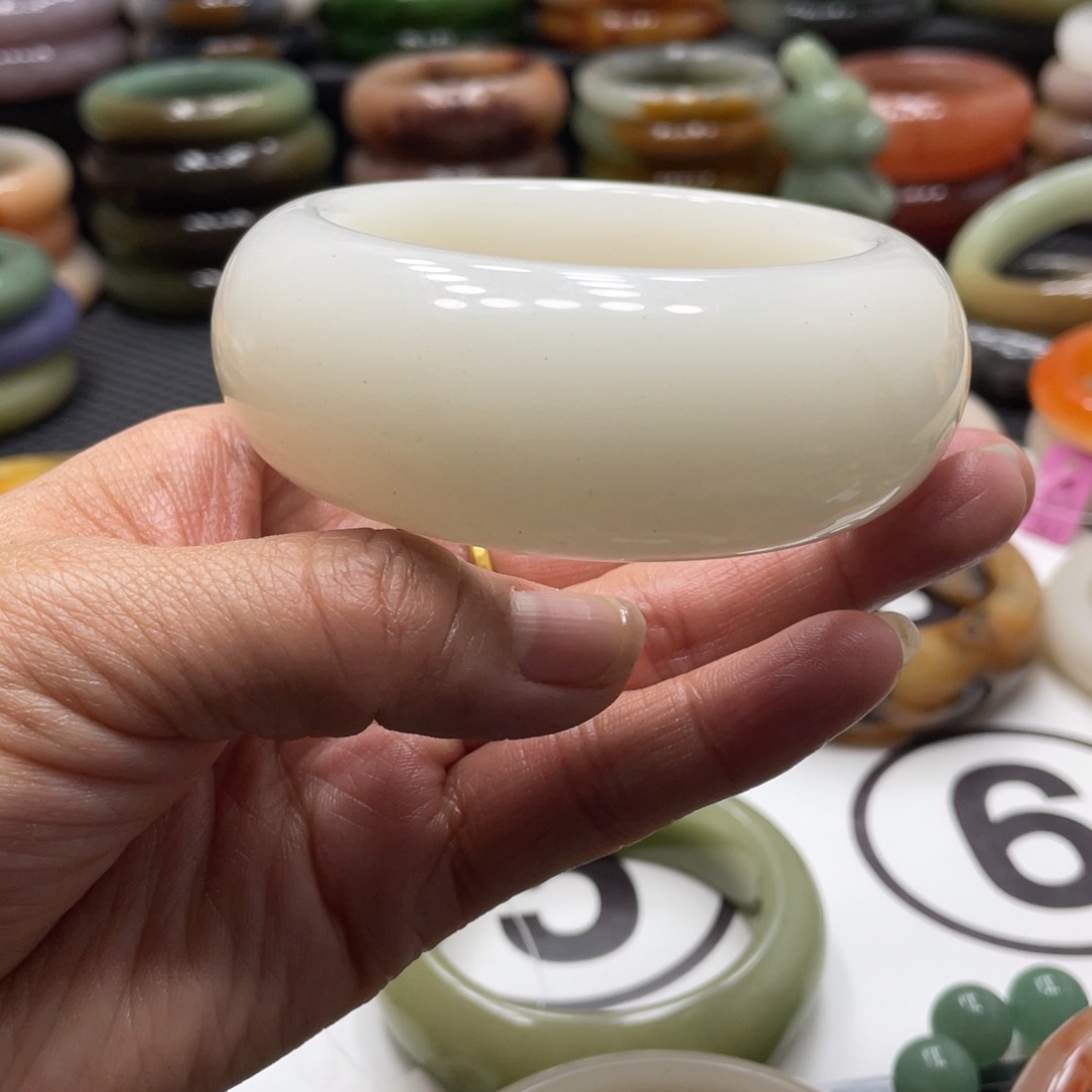 石英岩玉未镶嵌手镯