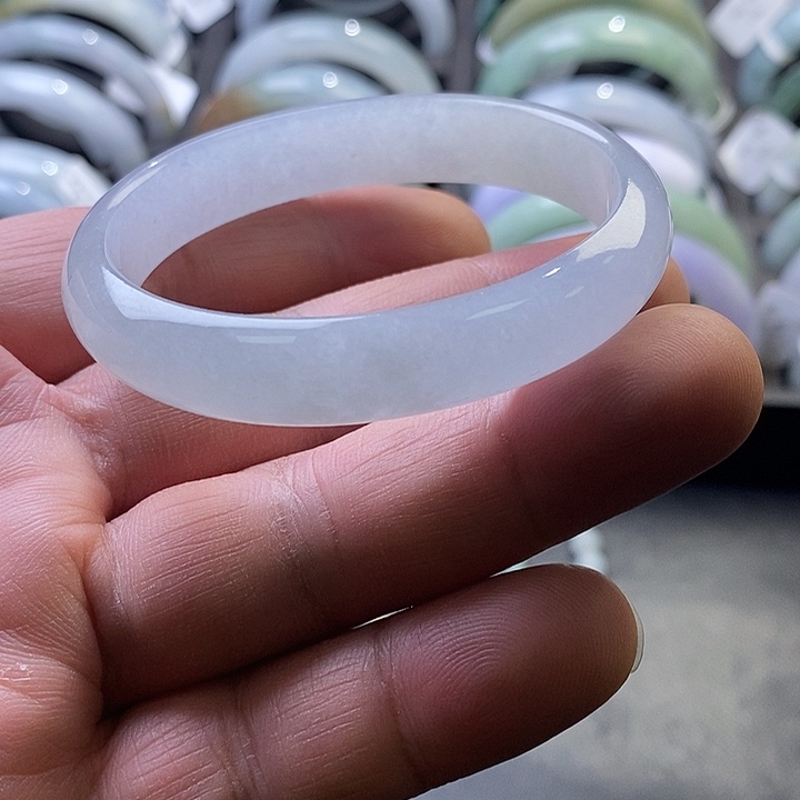 翡翠未镶嵌手镯10、贵妃