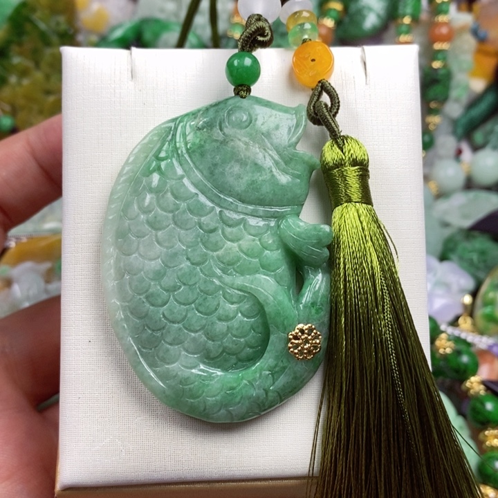 翡翠未镶嵌吊坠(赠链)