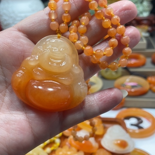 未镶嵌石英质玉（黄龙玉）手镯?