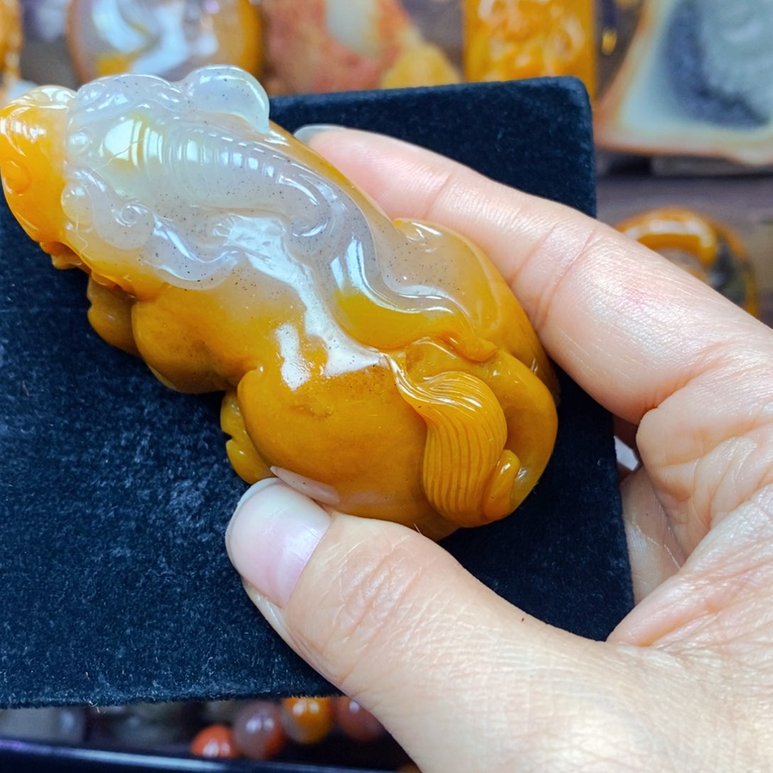 未镶嵌石英质玉（黄龙玉）颈饰