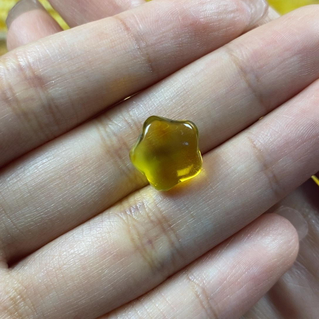 琥珀裸石未镶嵌星星
