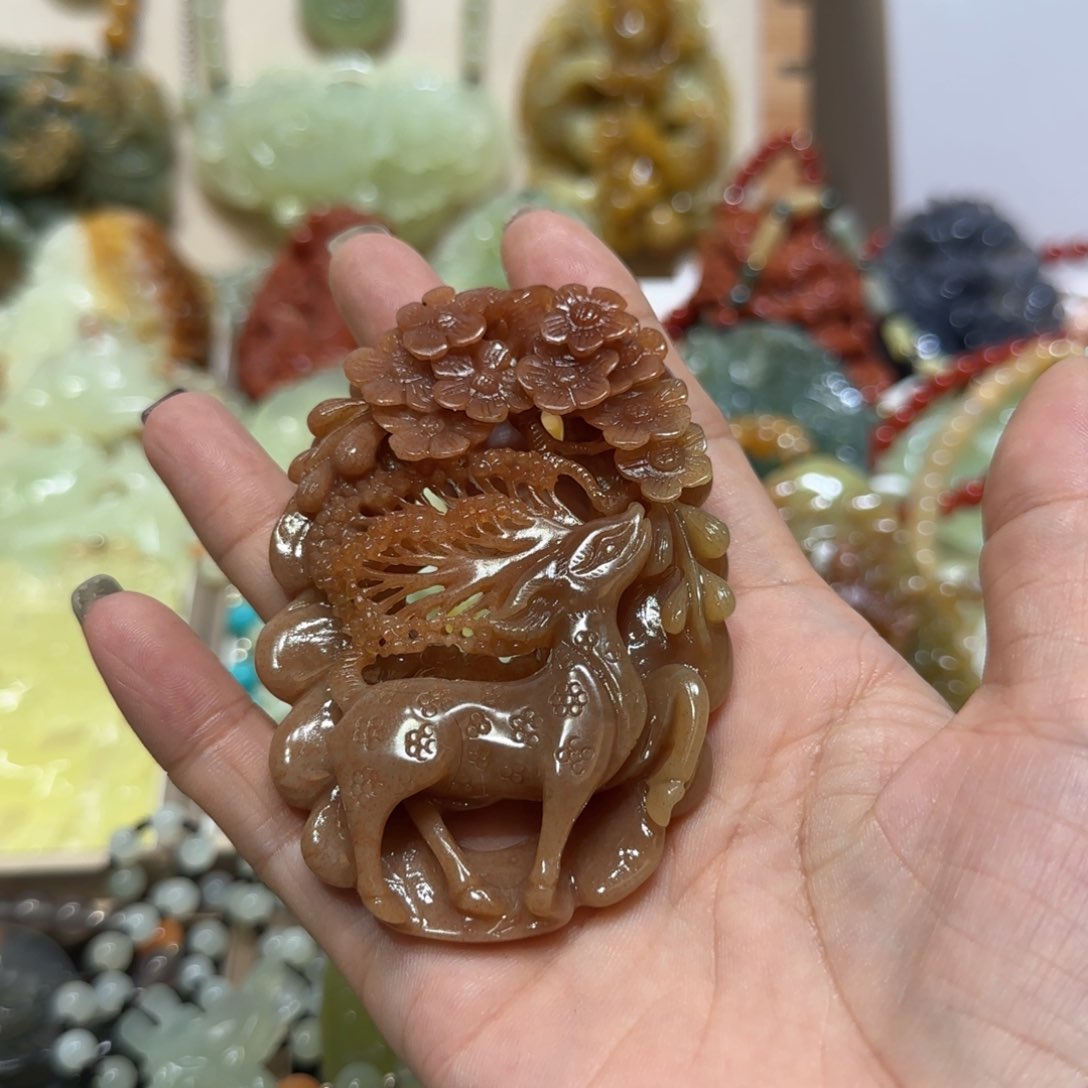 未镶嵌蛇纹石玉吊坠荔**?