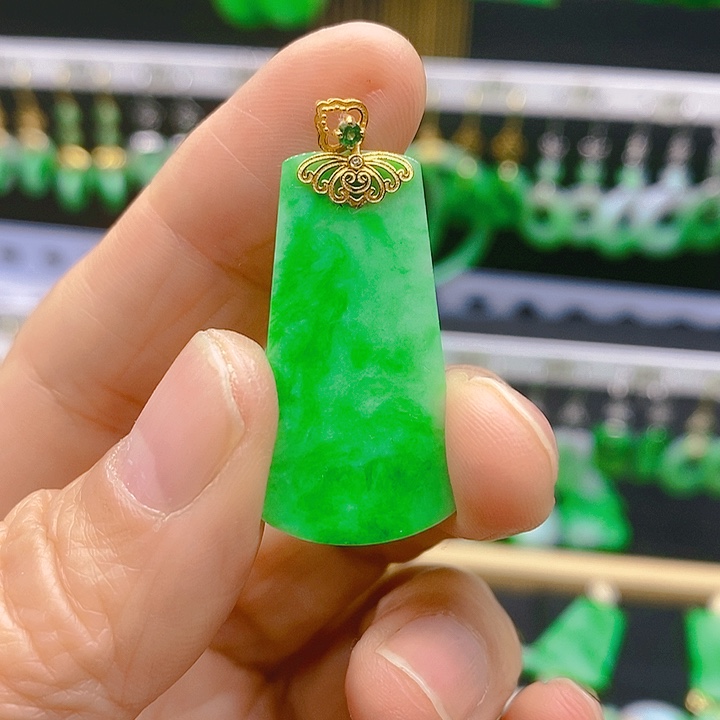 翡翠吊坠(赠链)18K金镶嵌吊坠