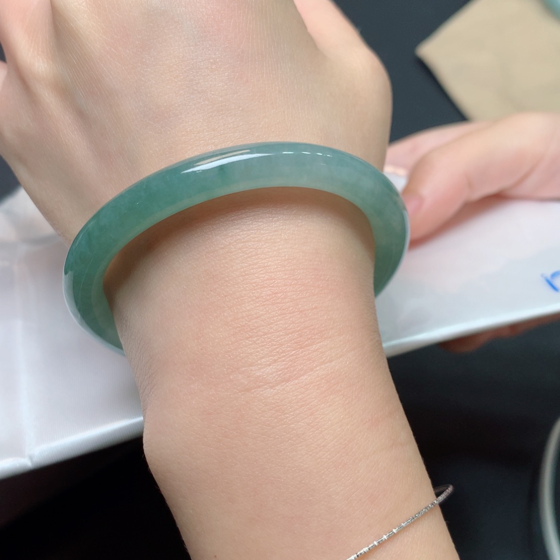 翡翠手镯未镶嵌翡翠