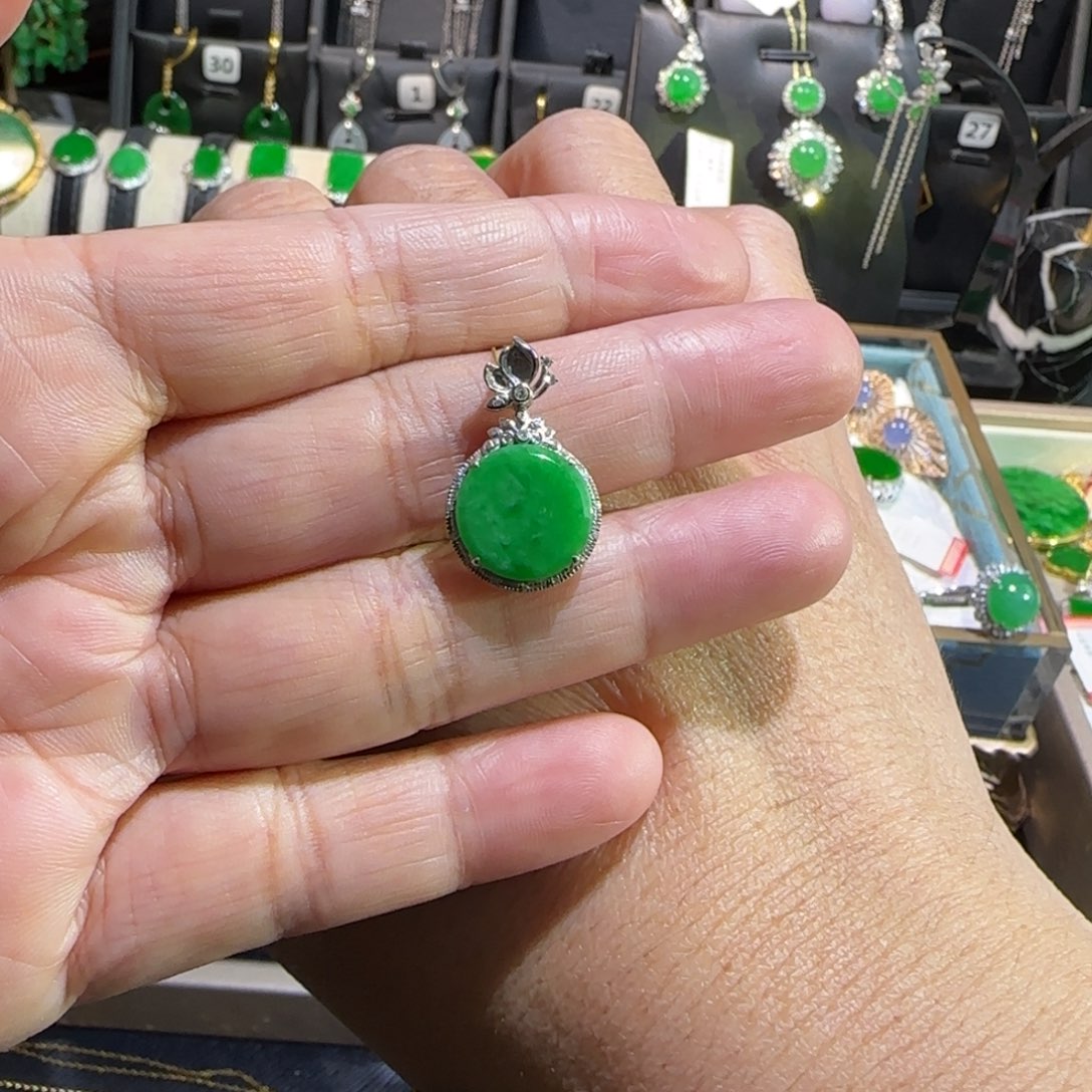 翡翠18K金镶嵌颈饰吊坠