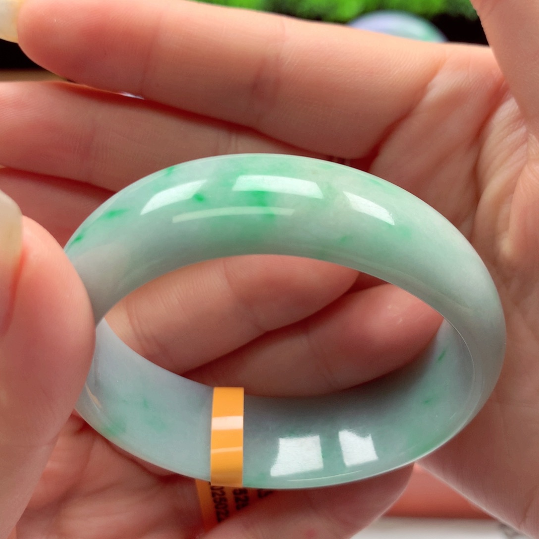 翡翠手镯未镶嵌翡翠