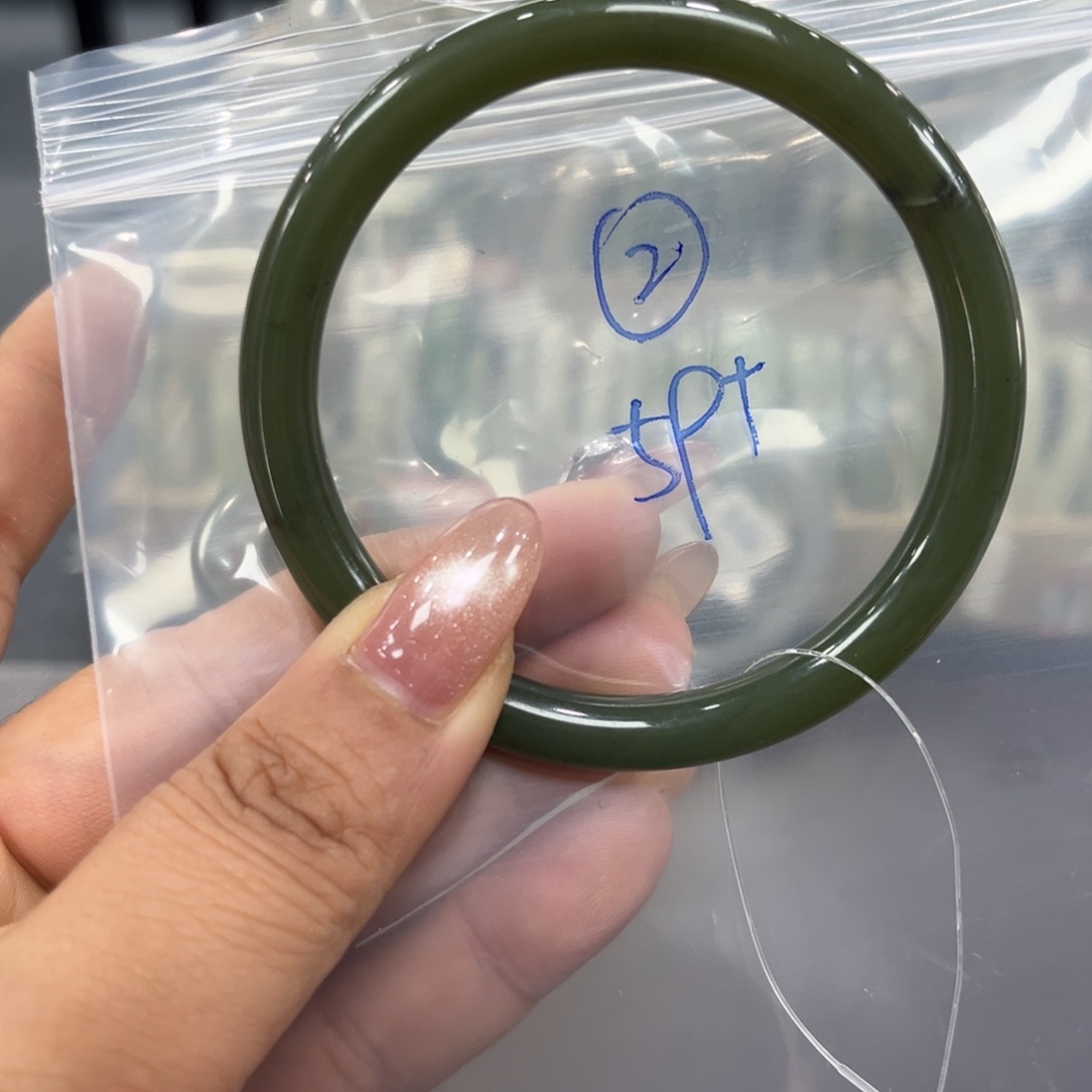 无***澈和田玉未镶嵌手镯微瑕