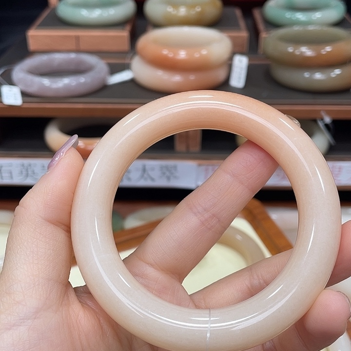 知***。石英质玉手镯未镶嵌