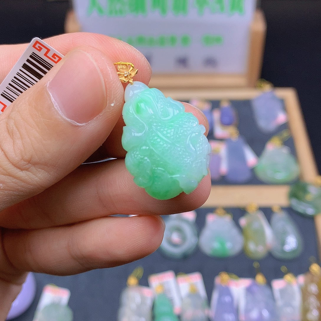 翡翠18K金镶嵌颈饰翡翠