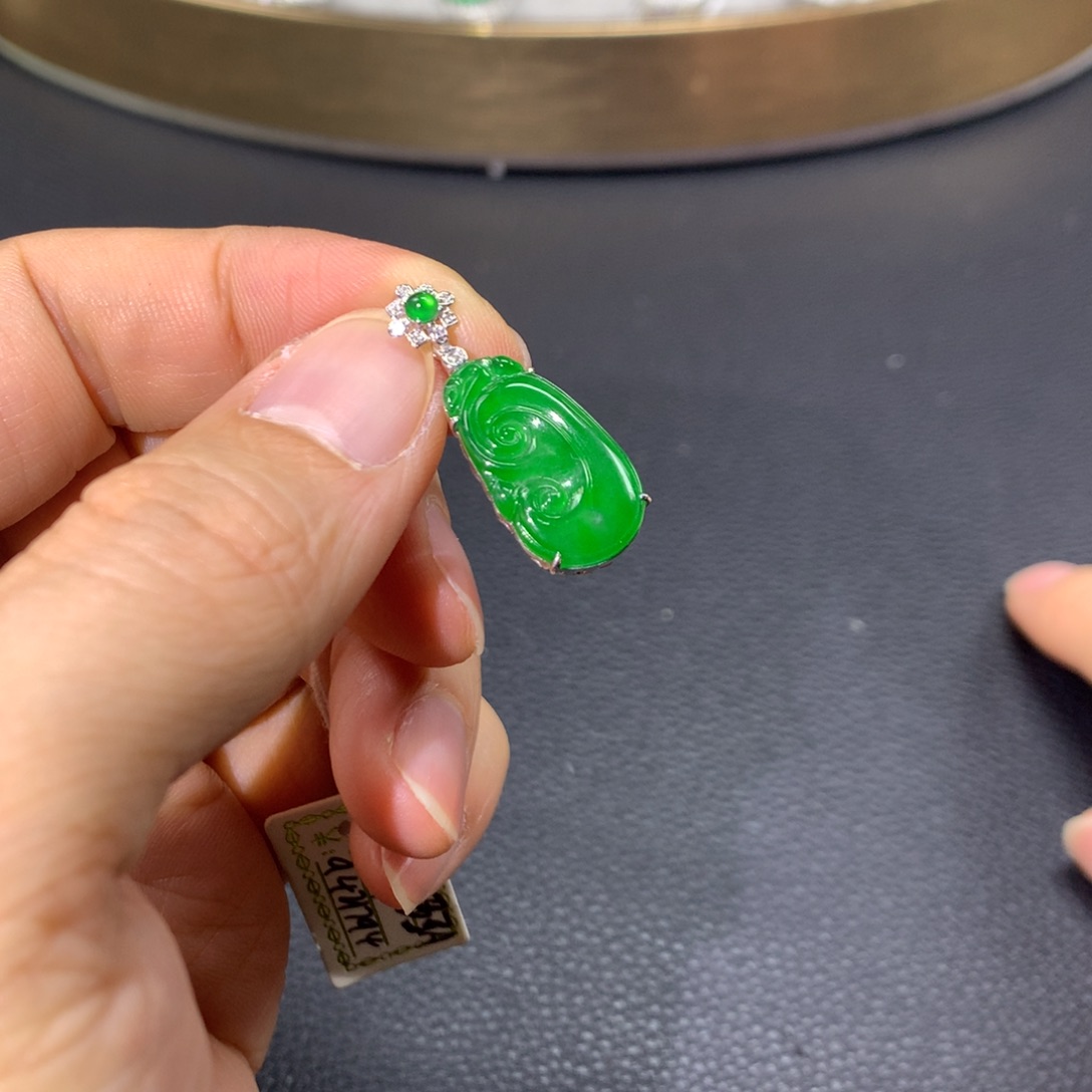 翡翠颈饰18K金镶嵌翡翠