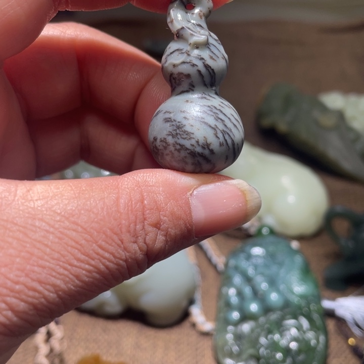 和田玉未镶嵌把件