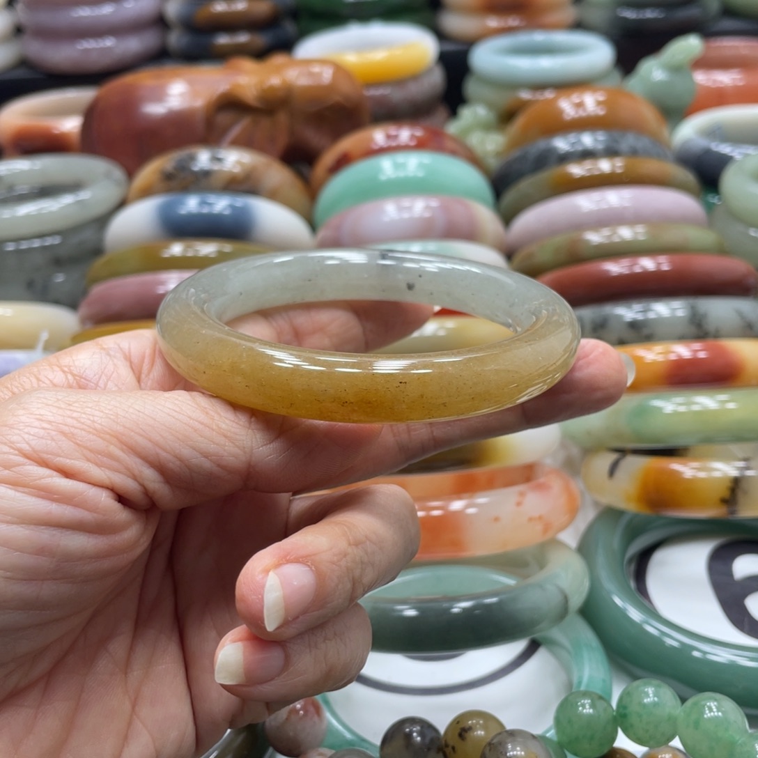 石英岩玉未镶嵌手镯