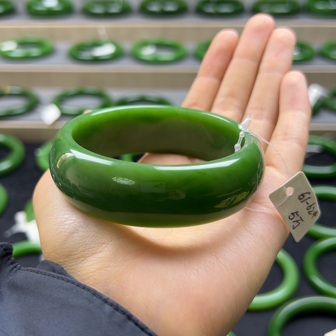 平***水和田玉（碧玉）未镶嵌手镯碧玉高色阳绿宽胎6061毕业无包容