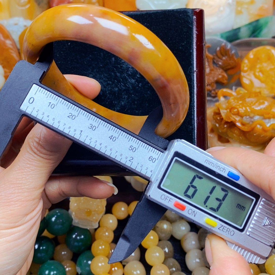 石英质玉（黄龙玉）颈饰未镶嵌