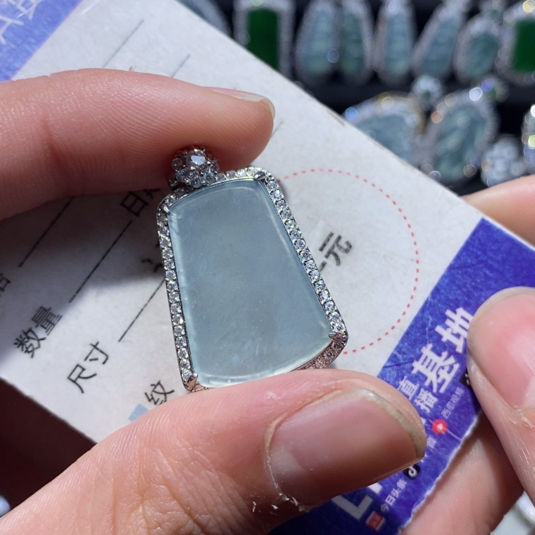 翡翠颈饰未镶嵌翡翠