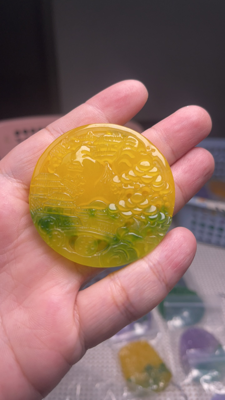 144   黄加绿山水镯心吊坠