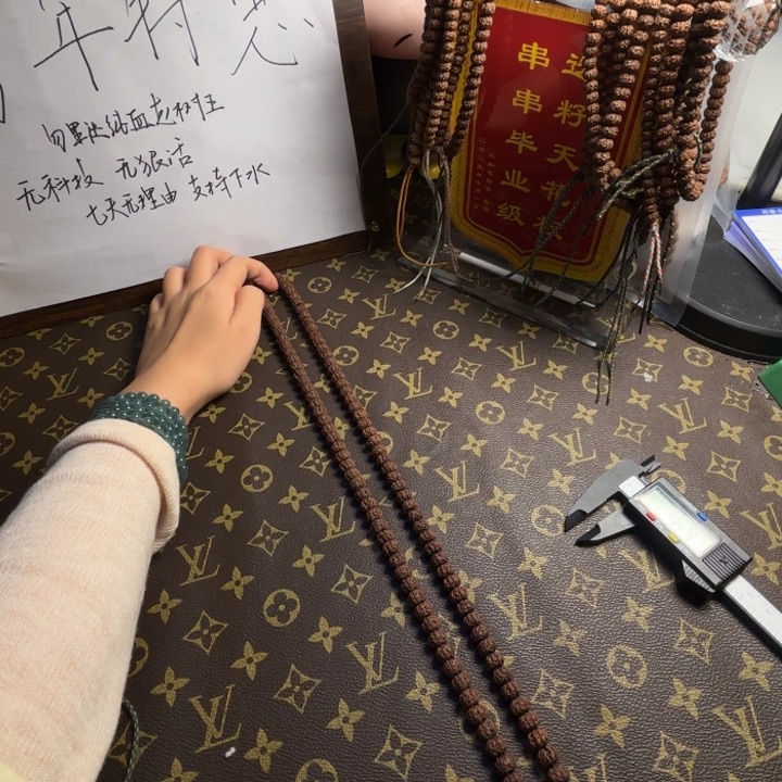 ঐ***爷金刚菩提吊坠纯血老树王8号