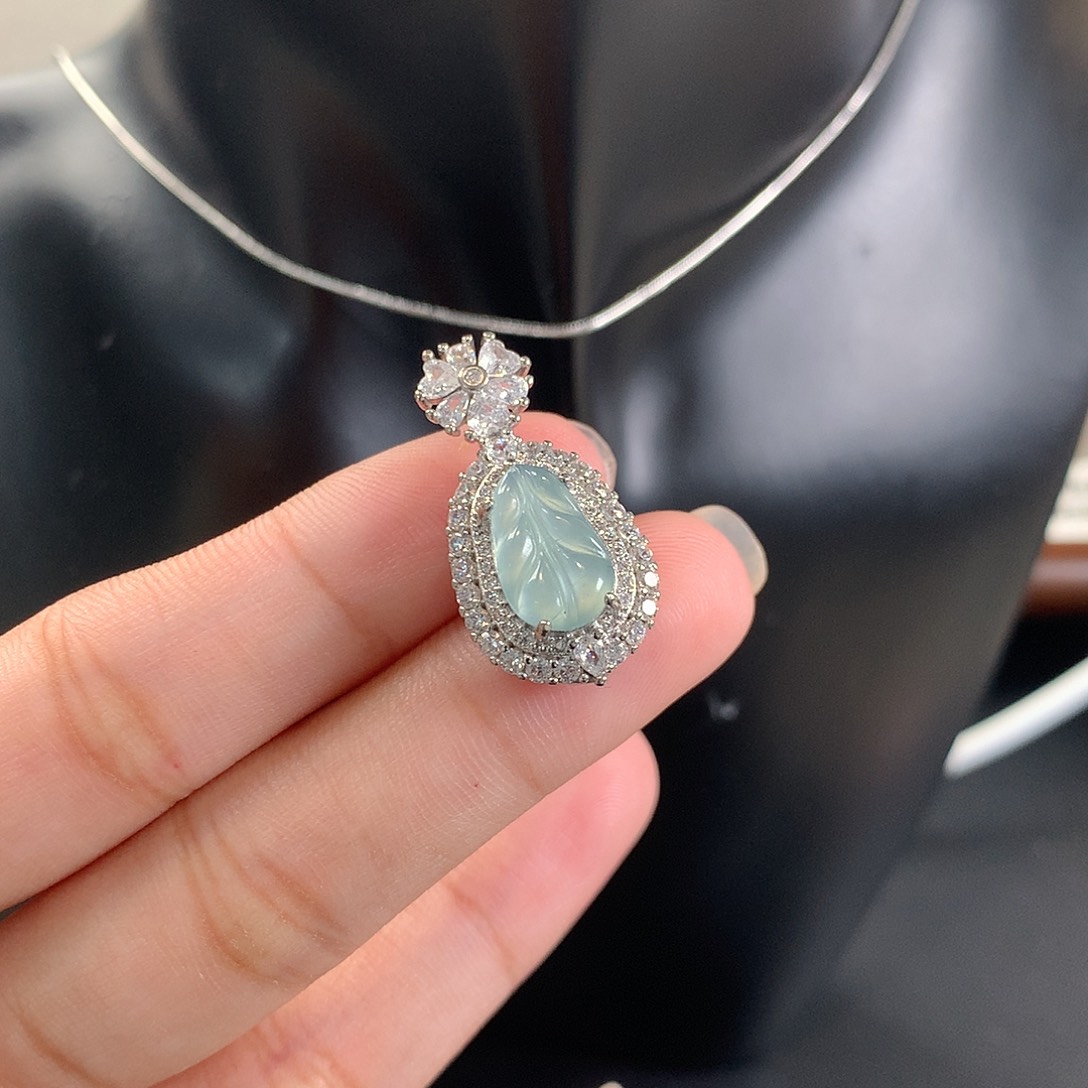 翡翠未镶嵌颈饰叶子