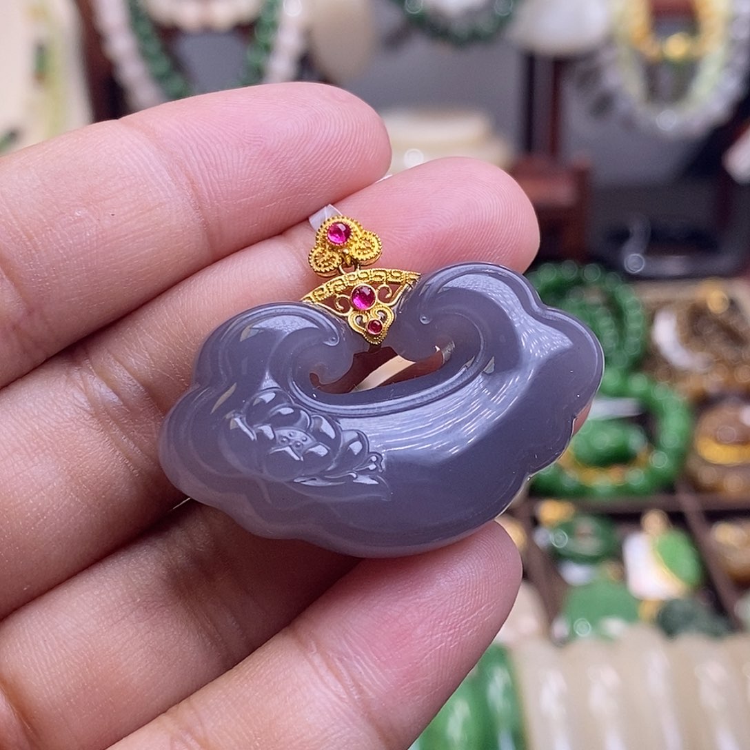 和田玉收藏级烟紫老矿料高冰浓紫金镶如意锁未镶嵌